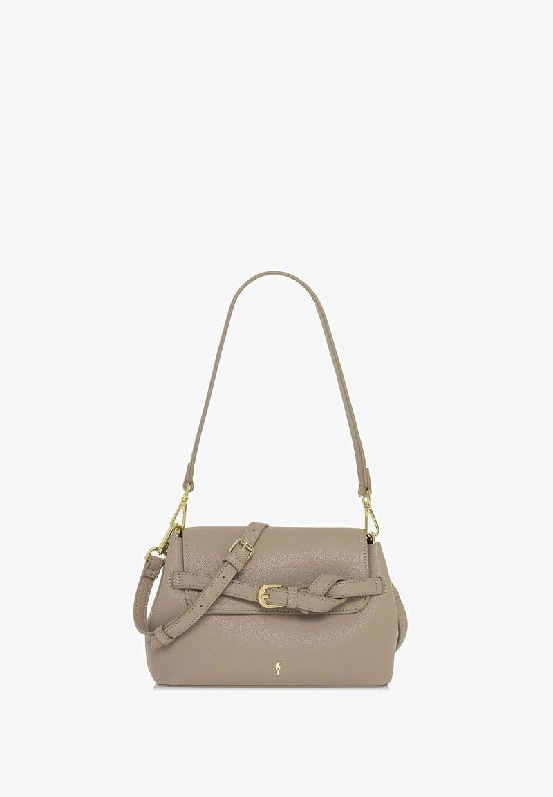 Beżowa skórzana torebka o gładkiej fakturze, z węzłem na pasku, złotymi okuciami i odpinanym paskiem na ramię. Kompaktowy prostokątny kształt.