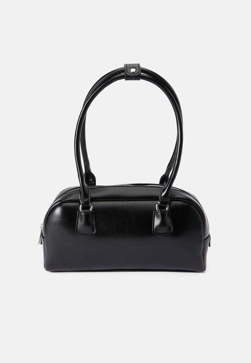 Melna mākslīgās ādas rokassoma ar divām noapaļotām rokturiem, ar rāvējslēdzēju un taisnstūra formu. Gluda tekstūra ar minimālu aparatūras detaļu skaitu.