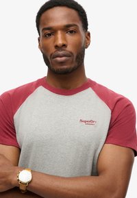 Superdry & Co ESSENTIAL czerwony