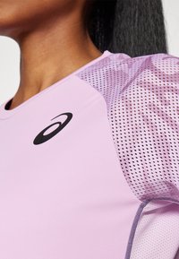 ASICS GAME TOP - Majica kratkih rukava s printom - light ube