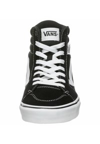 Zapatilla alta de ante negro con cordones blancos, suela de goma y una franja lateral blanca. Presenta costuras gruesas y un collar acolchado.