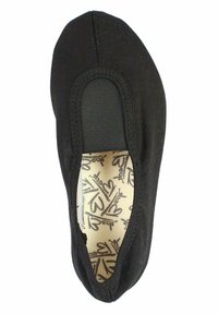 Zwarte balletflat met een zachte stoffen bovenkant en een elastische opening. Het interieur heeft een witte inlegzool met een herhaald hartpatroon.