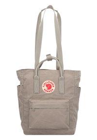 Grijze canvas draagtas met twee handvatten aan de bovenkant en lange schouderbanden, met een voorvak en een ronde logopatch.