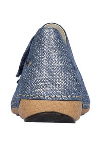 Blauwe textuur slip-on schoen met een kurken zool, met een eenvoudig ontwerp en een kleine decoratieve accent bij de hiel.