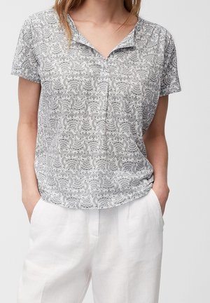 Kortærmet grå- og hvidmønstret bluse med V-hals og løs pasform, lavet af blødt stof med paisleymønster.