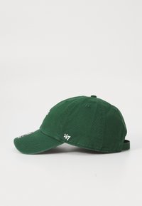 Casquette de baseball verte avec une visière incurvée, présentant un logo à l'avant et une sangle ajustable à l'arrière. Design simple et décontracté.