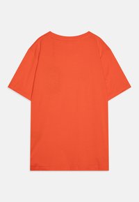 T-shirt kratkih rukava u svijetlo narančastoj boji, izrađen od mekanog pamuka. Ima okrugli izrez i opušteni kroj bez vidljivih dizajnerskih elemenata.