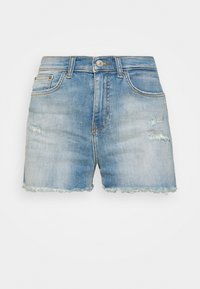 Světlé modré džíny šortky s roztrhaným lemem, obsahující poškozené detaily a klasický design s pěti kapsami. Kovové zapínání na knoflík v pase.