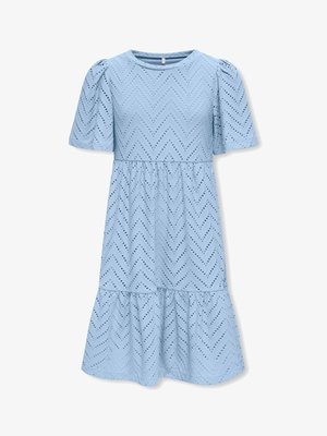 Hellblaues Midikleid mit Chevron-Ösenmuster, Puffärmeln, rundem Ausschnitt und gerafftem, gestuftem Rock.