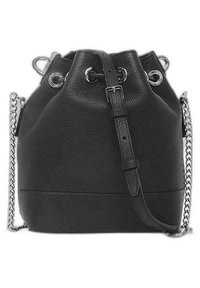 Sac seau en cuir noir avec surface texturée, quincaillerie en argent, fermeture à cordon et une bandoulière amovible en chaîne.