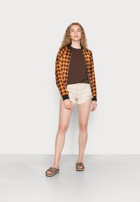 Pieces PCRIA FOLD UP SOLID TEE - T-shirt basic - chicory coffee