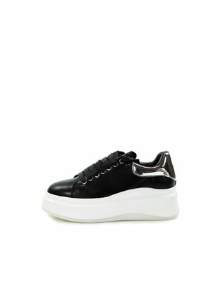 - Sneakersy niskie