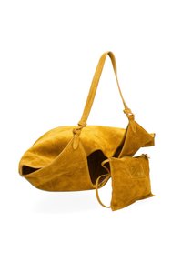 Borsa a tote in suede gialla con forma unica e design piegato. Include una piccola pochette con zip in materiale coordinato. Presenta cuciture semplici.
