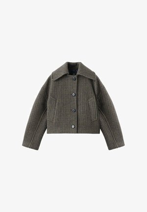 Chaqueta recortada en un patrón de Houndstooth marrón y negro, que presenta un cuello clásico, cierre frontal con botones y dos bolsillos laterales.