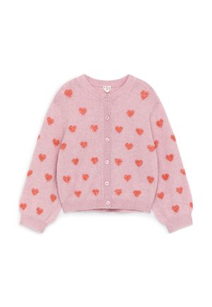 Cardigan rosa lavorato a maglia con maniche lunghe, bottoni frontali e motivo a tutto tondo con piccoli cuori rossi.