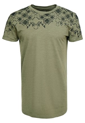 T-shirt à manches courtes vert olive avec un imprimé géométrique noir sur le haut devant et les épaules, fabriqué dans un tissu texturé et léger.