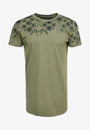 Olijfgroene T-shirt met korte mouwen met een geometrische zwarte print over de bovenkant van de voorkant en schouders, gemaakt van een gestructureerde, lichtgewicht stof.