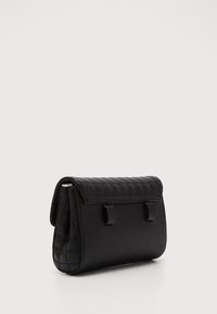 Mustat nahkakäsilaukku, jossa on tikattu pinta, suorakulmainen muoto, läppäkiinnitys ja kaksoishihnan kiinnitykset. Liukas pinta, jossa on minimaalinen varustus.