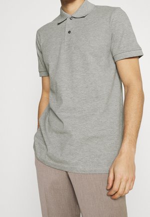 Szara koszulka polo z krótkim rękawem wykonana z miękkiej tkaniny, z kołnierzykiem i trzema guzikami. Prosty dół o luźnym kroju.