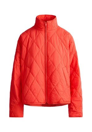 Geacă matlasată de culoare roșu aprins, cu guler în picioare, fermoar frontal, mâneci lungi și cusături în model diamant pe un fundal alb.