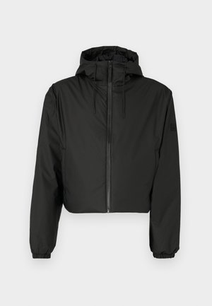 Zwarte cropped jack met capuchon, voorzien van een rits over de volle lengte, elastische manchetten en een gladde, matte textuur. Eenvoudig ontwerp, zonder patronen.