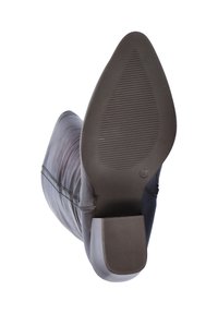 Bruine leren enkelboot met een licht gepunte neus, gestructureerde zool en een middelhoge hak. Voorzien van stiksels langs de zijkant.