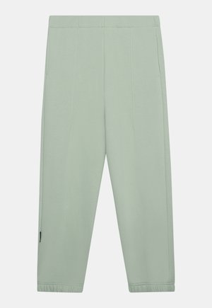 Svetlo zelene priložnostne hlače z elastičnim pasom in zapestniki na gležnjih, sprednjimi šivi ter stranskimi žepi, prikazane razporejene na belem ozadju.