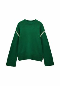 Grüner gestrickter Pullover mit gerippten Bündchen, Saum, Kragen und weißen Zickzack-Stickdetails entlang der oberen Ärmel.