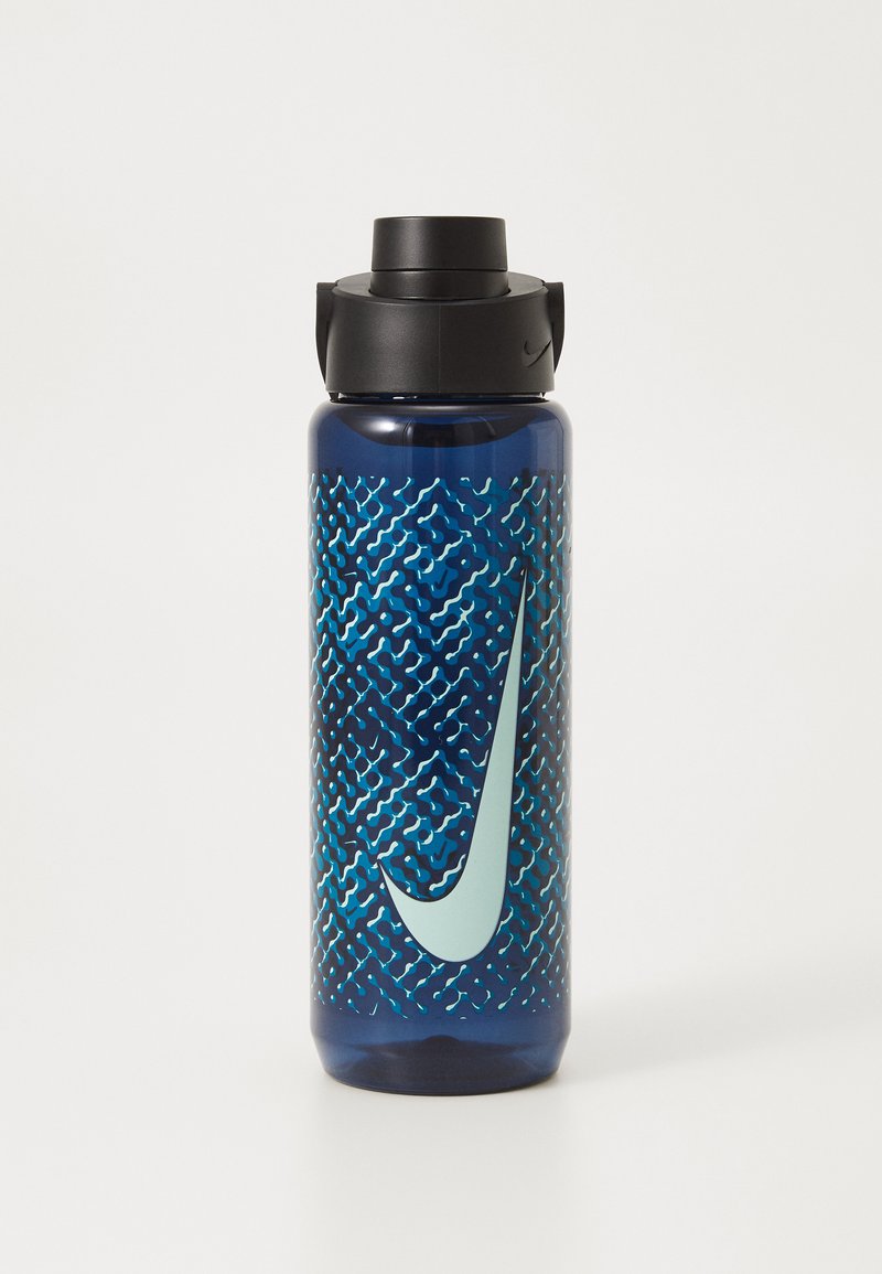 Blå plastik vandflaske med en tekstureret overflade, sort låg og stort lyseblåt Nike-logo. Den har en strømlinet cylindrisk form.