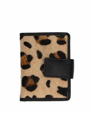 Leopardprint portemonnee met een zachte, vachtachtige textuur. Zwart leren accenten en een sluiting in bijpassend zwart. Rechthoekige vorm.