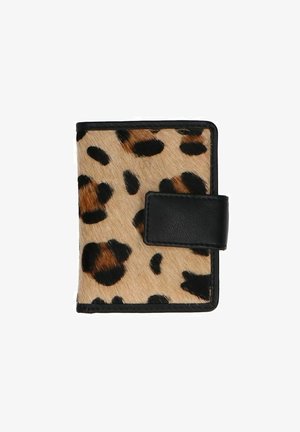 Leopardprint portemonnee met een zachte, vachtachtige textuur. Zwart leren accenten en een sluiting in bijpassend zwart. Rechthoekige vorm.
