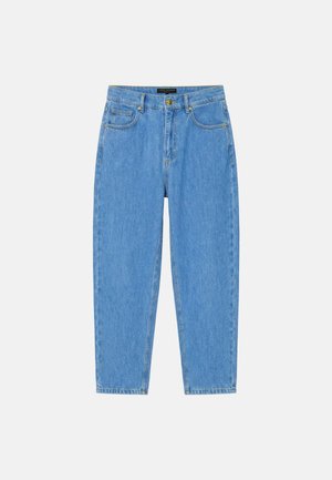 Jeans azzurri chiaro a vita alta con gamba dritta, bottoni e cerniera frontali, classico design a cinque tasche su sfondo bianco.