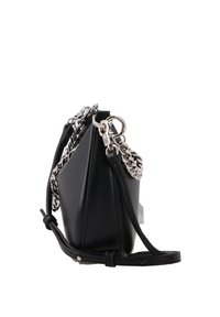 Sac à main en cuir noir au design structuré, avec une bandoulière chaîne argentée, des accents de quincaillerie argentée et une forme triangulaire.