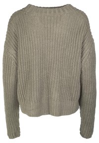 Chunky gestrickter beiger Pullover mit langen Ärmeln und gerippten Bündchen, Saum und Ausschnitt von hinten auf einem weißen Hintergrund gezeigt.