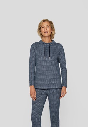 Navy-musterter Kapuzenpullover mit langen Ärmeln, Kordelzug am Hals und passenden Hosen, aus strukturiertem Strickmaterial mit subtilen geometrischen Mustern.