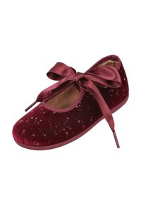 Bailarina de terciopelo burdeos con punta redondeada, cinta satinada decorativa atada en la parte delantera y una superficie suave y texturizada.