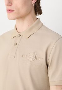 GANT REGULAR FIT - Polokošeľa - concrete beige