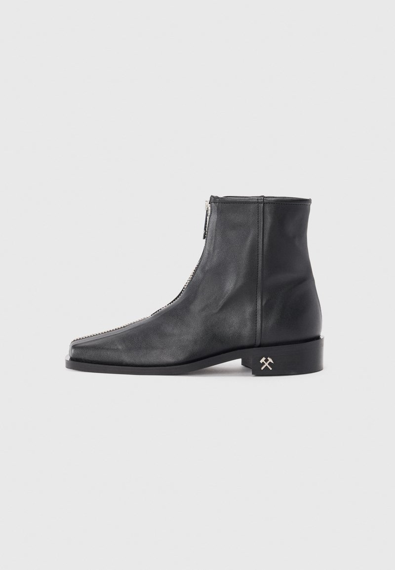 Botine negre din piele, cu vârf ascuțit, fermoar lateral și un accent cu logo argintiu pe un toc grozav. Textură netedă, design minimalist.
