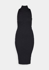 Černé bezrukávové šaty s vysokým límcem, vyrobené z texturované látky s geometrickým vzorem. Silueta bodycon zvýrazňuje postavu.