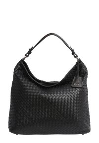 Sac à main en cuir tissé noir de forme hobo, doté d'une seule bandoulière réglable et d'une petite étiquette en cuir avec la marque.