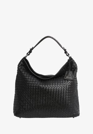 Sac à main en cuir tissé noir de forme hobo, doté d'une seule bandoulière réglable et d'une petite étiquette en cuir avec la marque.