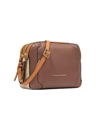 Braune Leder-Umhängetasche mit zwei Reißverschlussfächern, hellbraunen Akzenten und eingeprägtem "Piquadro"-Logo auf der Vorderseite. Rechteckige Form.