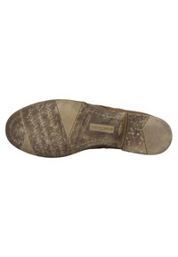 Suola di scarpa in gomma marrone con superficie texturizzata, che mostra segni di usura. Presenta un design a motivi con sezioni per la presa e un piccolo logo in rilievo.