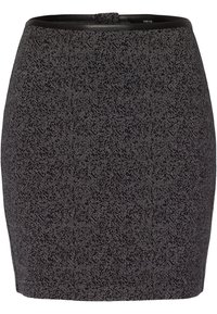 Jupe en pied-de-poule grise avec une silhouette ajustée, dotée d'une taille noire et d'un tissu texturé pour un détail supplémentaire.
