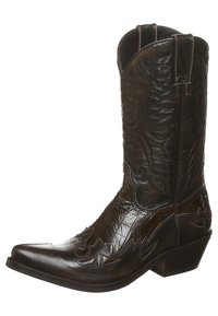 Botas de cowboy de cuero marrón oscuro con intrincados patrones en relieve, punta afilada y tacón apilado para mayor estabilidad.