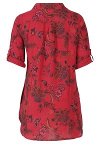 Rote Bluse mit Blumenmuster, kurzen aufgerollten Ärmeln, kragenförmigem Ausschnitt und fließendem Design mit komplexen dunklen Blumenmustern.
