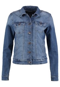 Chaqueta de mezclilla azul claro con mangas largas, cierre de botones, dos bolsillos en el pecho y cuello clásico. Presenta un corte ligeramente entallado y detalles de costura.