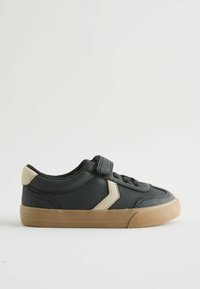 Czarne sneakersy z teksturowaną skórzaną cholewką, beżowymi akcentami i gumową podeszwą. Zawierają sznurowadła oraz rzep do mocowania.