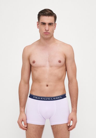 Fehér férfi boxeralsó sötétkék rugalmas derékpánttal, melyen a "POLO RALPH LAUREN" logó található. Puha anyag, testhezálló kialakítás, alap fazon.