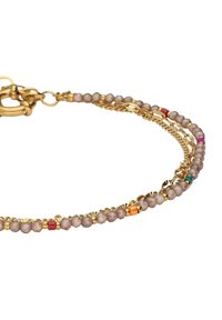 Bracciale in tono oro composto da più fili con perle marroni sfaccettate e perle decorative colorate in rosso, arancione e turchese.